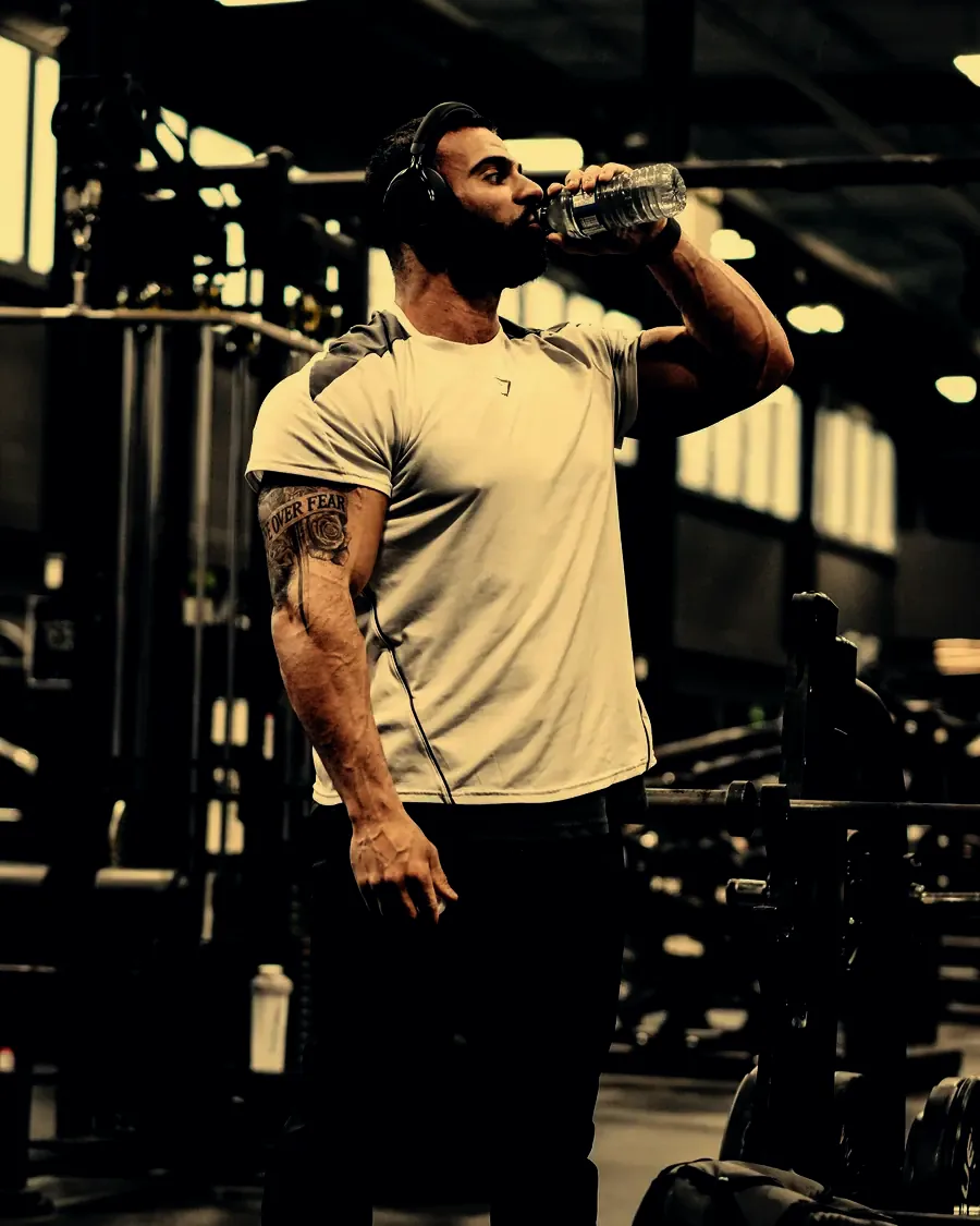 Justin drinking water between sets